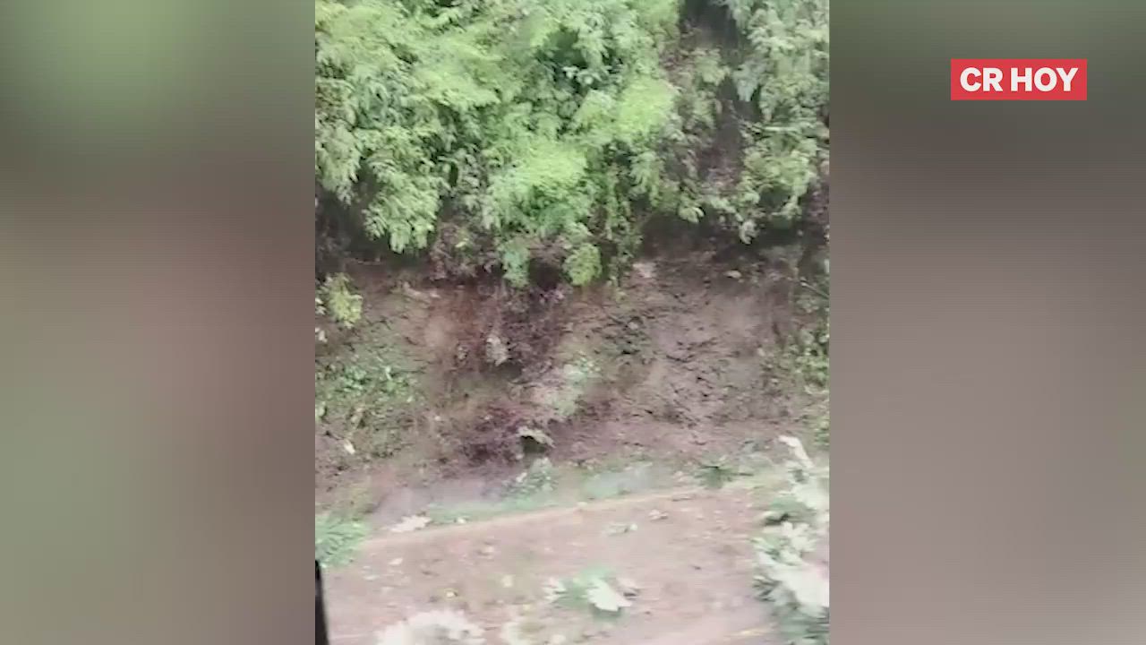 Así quedaron vehículos tras caída de material en ruta 32