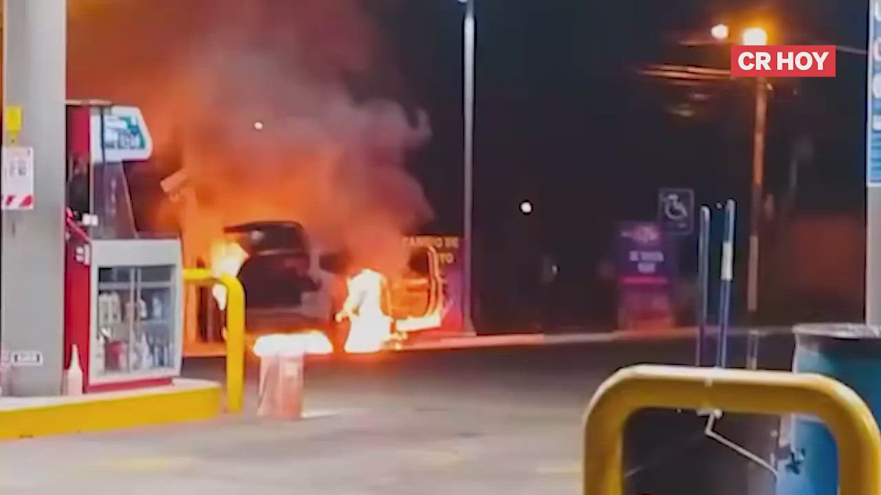 Fuego consumió carro en gasolinera de Alajuela