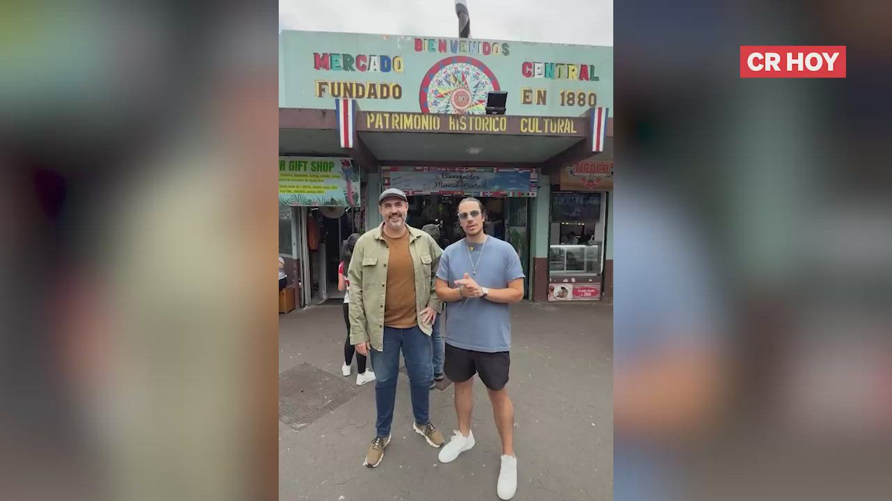 Influencer mexicano prueba comida en el Mercado Central
