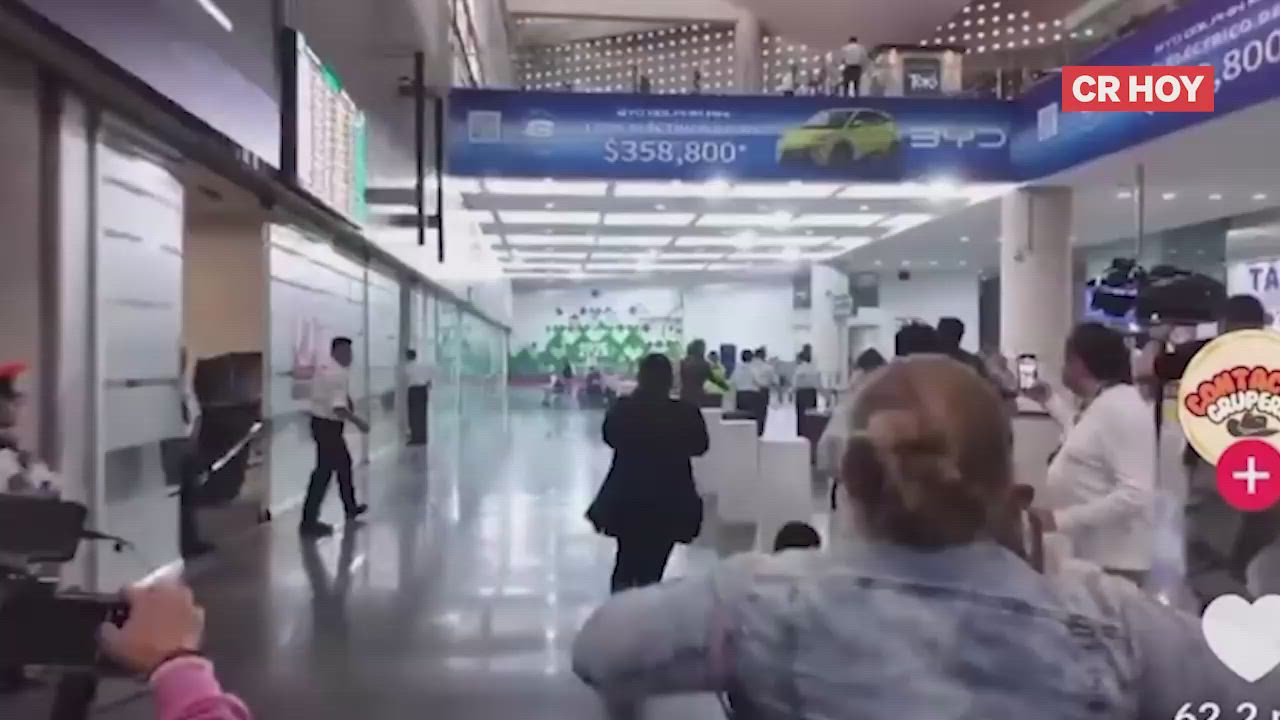 Derbez en medio de la polémica por supuesta infidelidad_ así lo recibieron al llegar a CDMX
