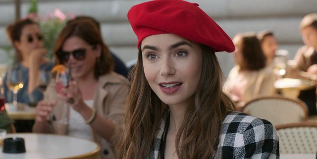 Esta es la boina roja que usó Emily Cooper, interpretada por Lily Collins, en ''Emily en París''.