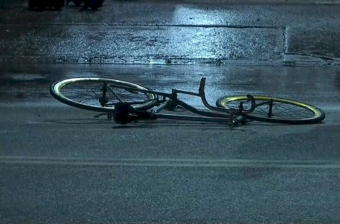 Ciclista choca contra carro y se encuentra grave en el hospital | CRHoy.com