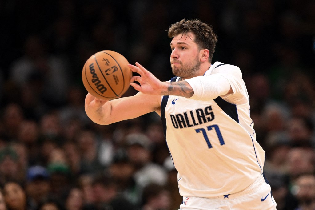 (VIDEO) Luka Doncic anota un triple-doble récord en la NBA | CRHoy.com