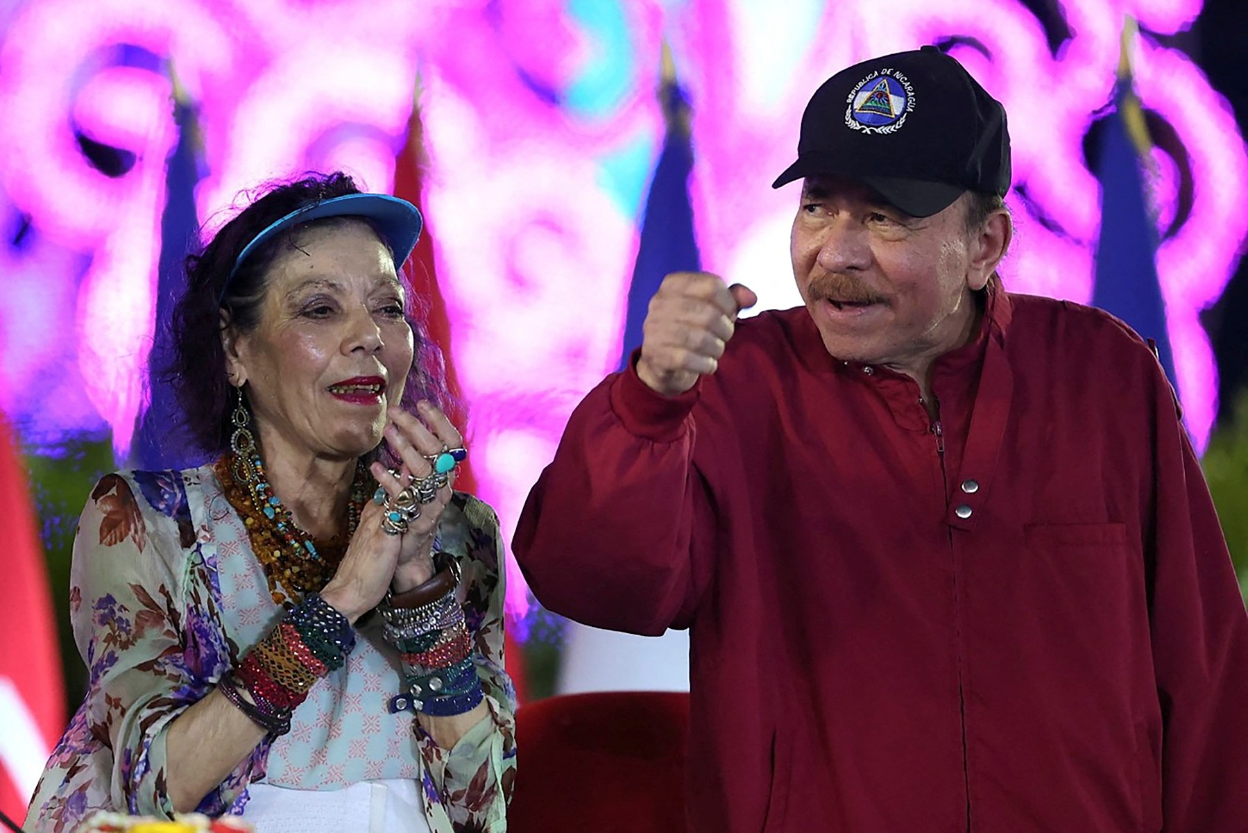 Esta foto de mano difundida por el medio oficial de noticias El 19 Digital muestra al presidente nicaragüense Daniel Ortega y a la copresidenta Rosario Murillo gesticulando durante las celebraciones del Día del Trabajo en Managua el 30 de abril de 2025.
