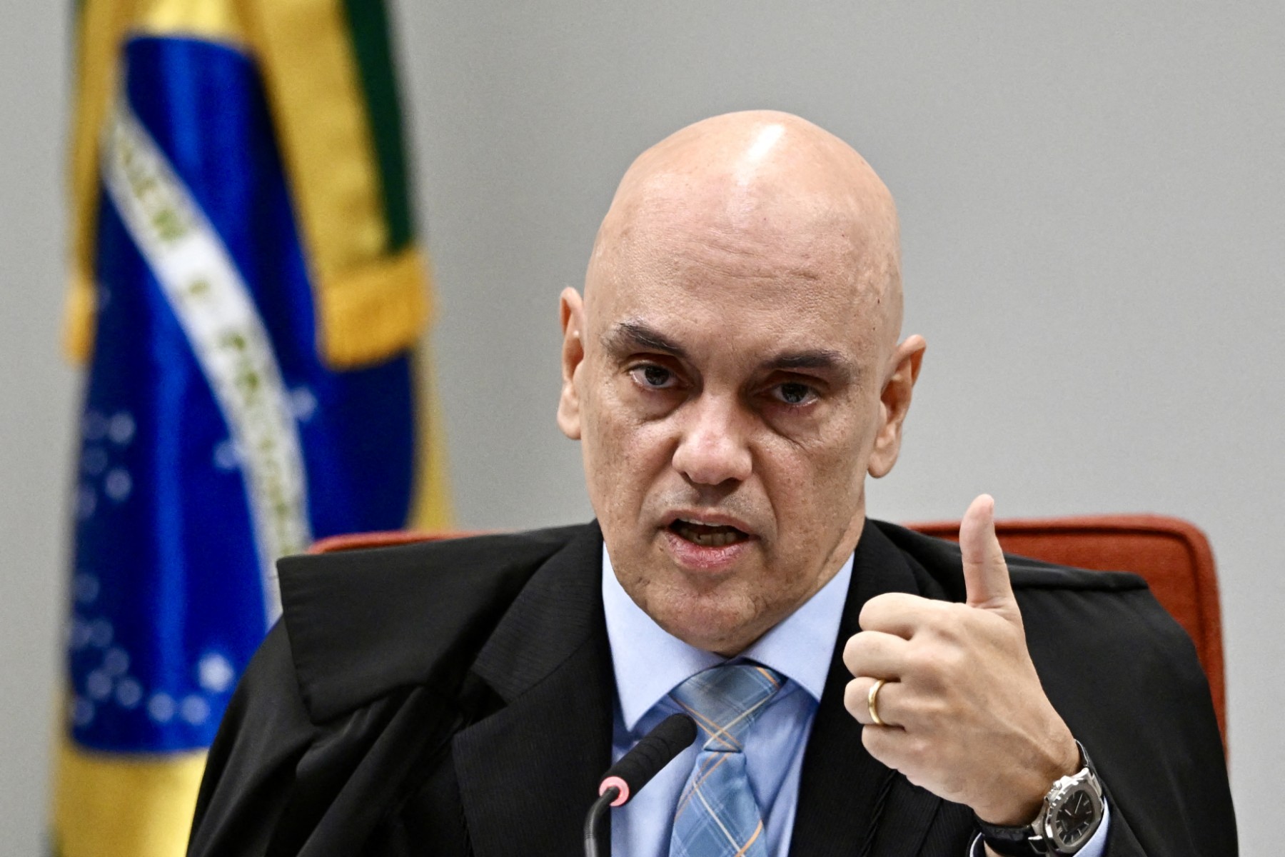 El juez del Tribunal Supremo de Brasil Alexandre de Moraes habla durante las audiencias que involucran al expresidente brasileño Jair Bolsonaro y sus socios acusados de intentar un golpe de Estado en enero de 2023, en Brasilia, el 9 de junio de 2025.