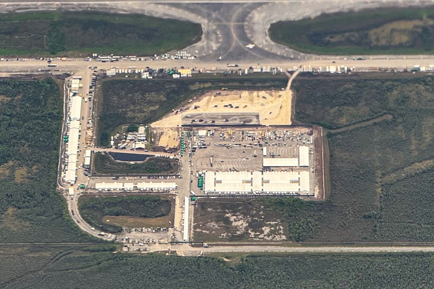 Vista aérea de un centro de detención de inmigrantes, apodado 
