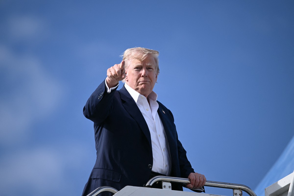 El presidente de EEUU, Donald Trump, señala mientras sube al Air Force One en RAF Lossiemouth, al noreste de Escocia, el 29 de julio de 2025 al final de su viaje a Escocia.