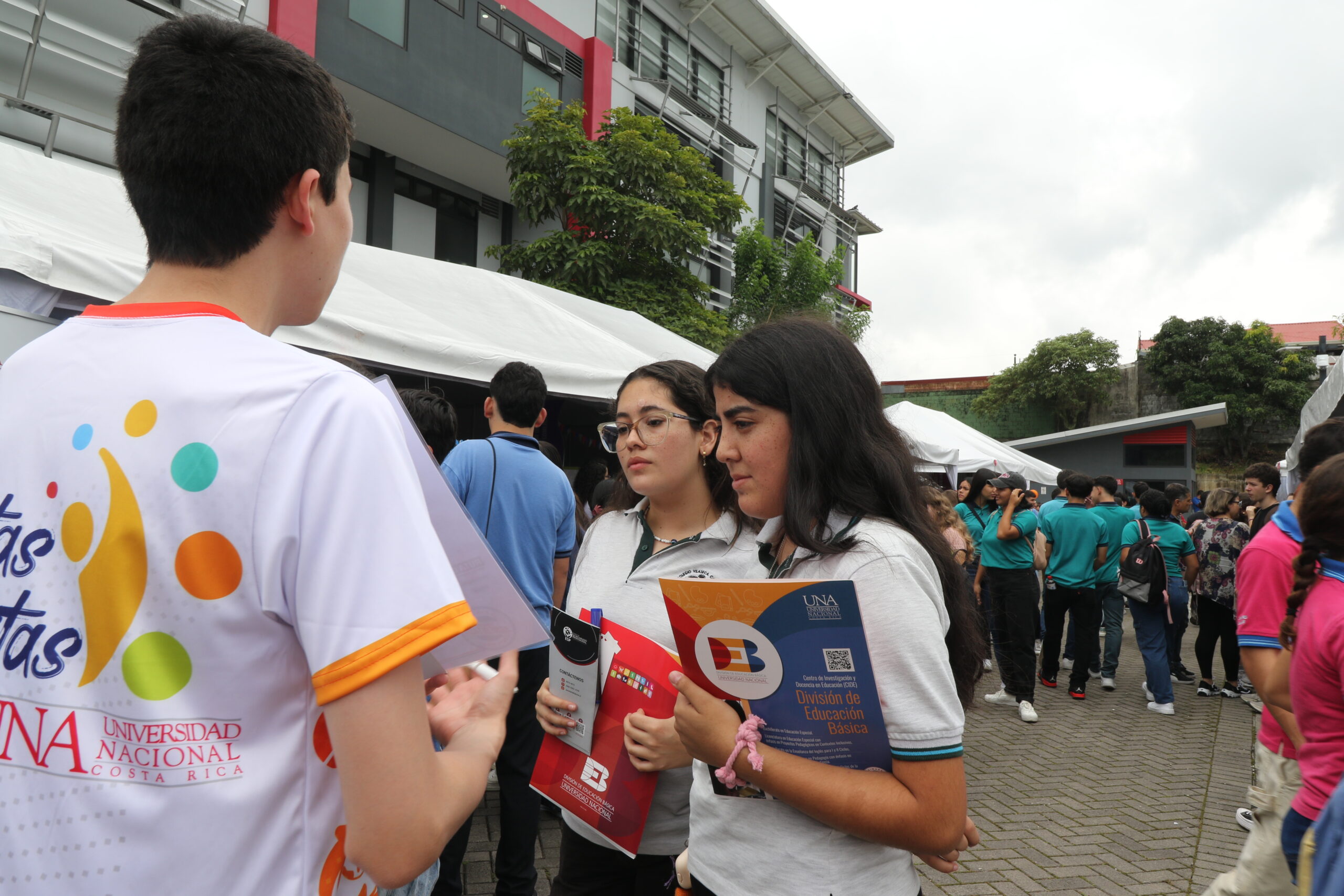 Estudiantes participan en la feria Puertas Abiertas de la Universidad Nacional 