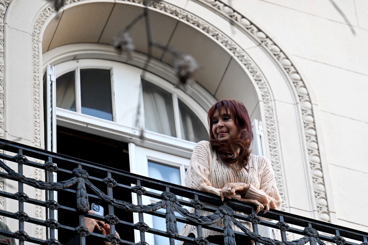 La expresidenta argentina Cristina Fernández de Kirchner mira a sus seguidores desde el balcón de su residencia en Buenos Aires el 11 de junio de 2025. El 10 de junio de 2025, la Corte Suprema de Argentina confirmó la condena por fraude de la expresidenta Cristina Kirchner, por la que recibió una pena de seis años de prisión y la inhabilitación perpetua para ejercer cargos públicos.