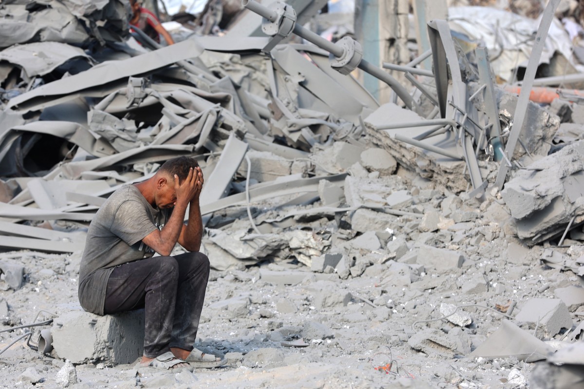 Un palestino reacciona ante la destrucción causada por un ataque nocturno contra el centro de salud Sheikh Radwan, en el norte de la ciudad de Gaza, el 6 de agosto de 2025. La agencia de defensa civil de Gaza declaró que 68 personas murieron el 5 de agosto por disparos y ataques aéreos israelíes, entre ellas 56 que esperaban cerca de lugares de distribución de ayuda dentro del territorio palestino.