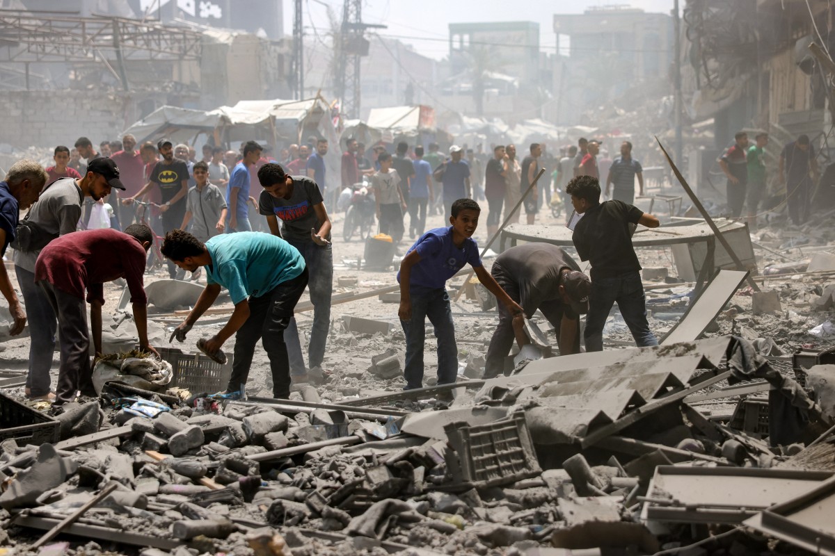 Los palestinos comprueban los daños causados por un ataque israelí que alcanzó el barrio de Al-Zeitoun, al sur de la ciudad de Gaza, el 8 de agosto de 2025. El ejército israelí «tomará el control» de la ciudad de Gaza en virtud de un nuevo plan aprobado por el gabinete de seguridad del primer ministro Benjamin Netanyahu, lo que desató una ola de críticas el viernes tanto dentro como fuera del país.