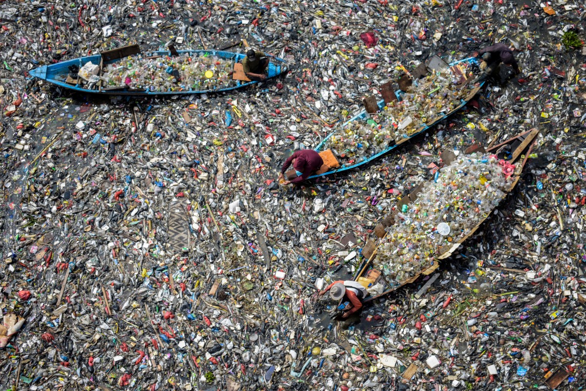 El 12 de junio de 2024, personas en barcos recogen plásticos reciclables del río Citarum, muy contaminado, en Batujajar, Bandung, Java Occidental. Según un informe reciente de la OCDE sobre el plástico en el sudeste asiático, «unas políticas públicas más ambiciosas podrían reducir los residuos en más de un 95 % para 2050» en estos países, donde el consumo de plástico se ha multiplicado por nueve desde 1990 hasta alcanzar los 152 millones de toneladas en 2022. Pero para los activistas medioambientales, la tarea es abrumadora ante este océano de plástico.