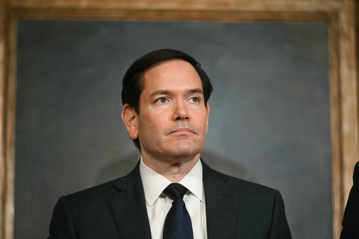 El secretario de Estado de EE. UU., Marco Rubio, observa mientras el ministro de Relaciones Exteriores de Paraguay, Rubén Ramírez Lezcano, habla antes de firmar un memorando de entendimiento en la Sala de Tratados del Departamento de Estado en Washington, D.C., el 14 de agosto de 2025.
