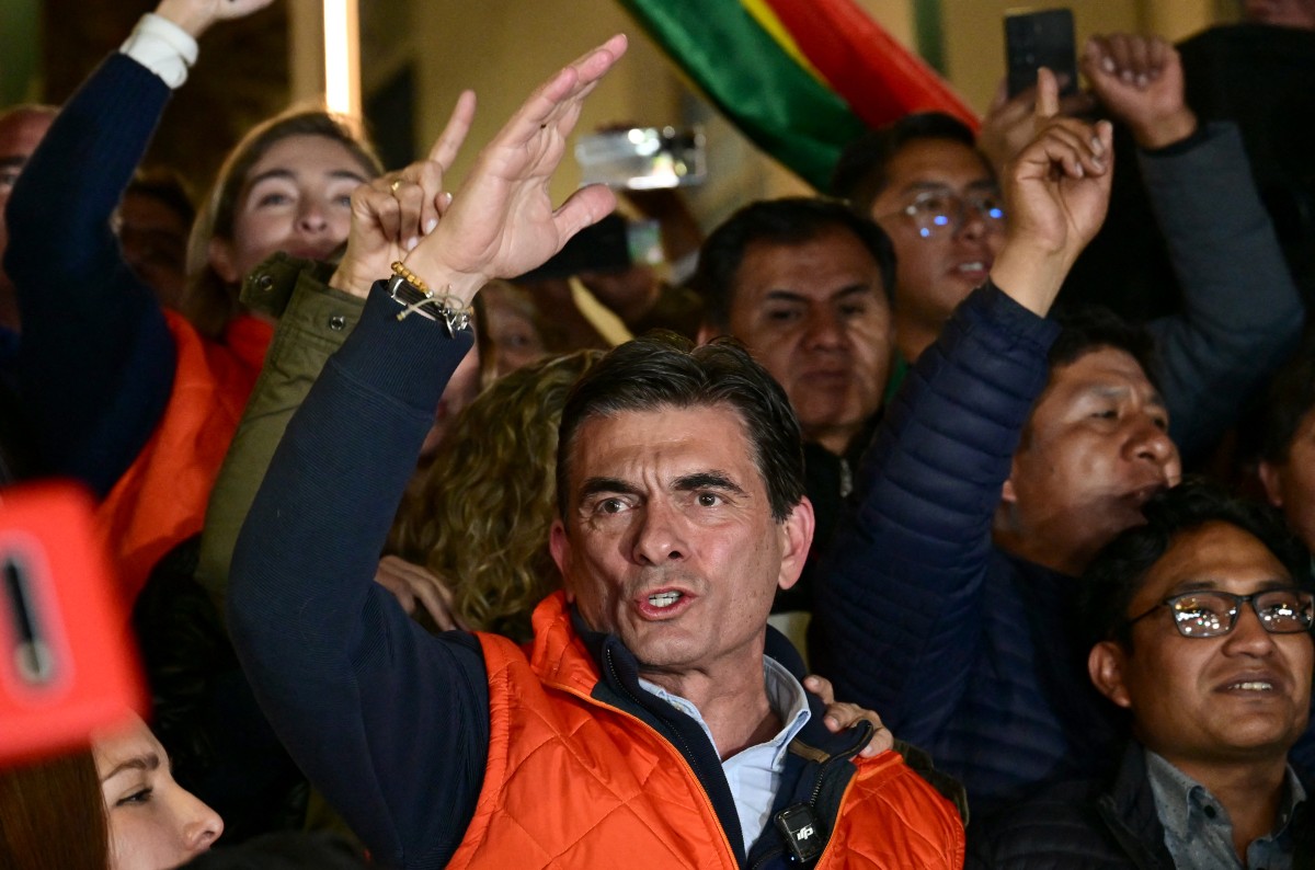 Rodrigo Paz, candidato presidencial de Bolivia por el Partido Demócrata Cristiano (PDC), celebra con sus simpatizantes los resultados de las elecciones presidenciales en La Paz, Bolivia, el 17 de agosto de 2025. Jorge 