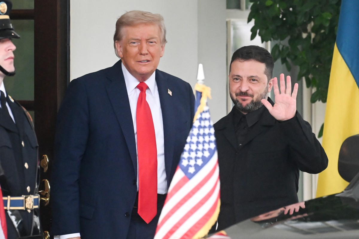 El presidente ucraniano, Volodímir Zelenski, es recibido por el presidente estadounidense, Donald Trump (izq.), a su llegada al Ala Oeste de la Casa Blanca en Washington, D.C., el 18 de agosto de 2025. Los líderes europeos se unen al presidente ucraniano, Volodímir Zelenski, en conversaciones con el presidente estadounidense, Donald Trump, el 18 de agosto, para intentar encontrar la manera de poner fin a la ofensiva rusa. Los líderes que viajan a Washington el lunes para reunirse con Zelenski se autodenominan la 
