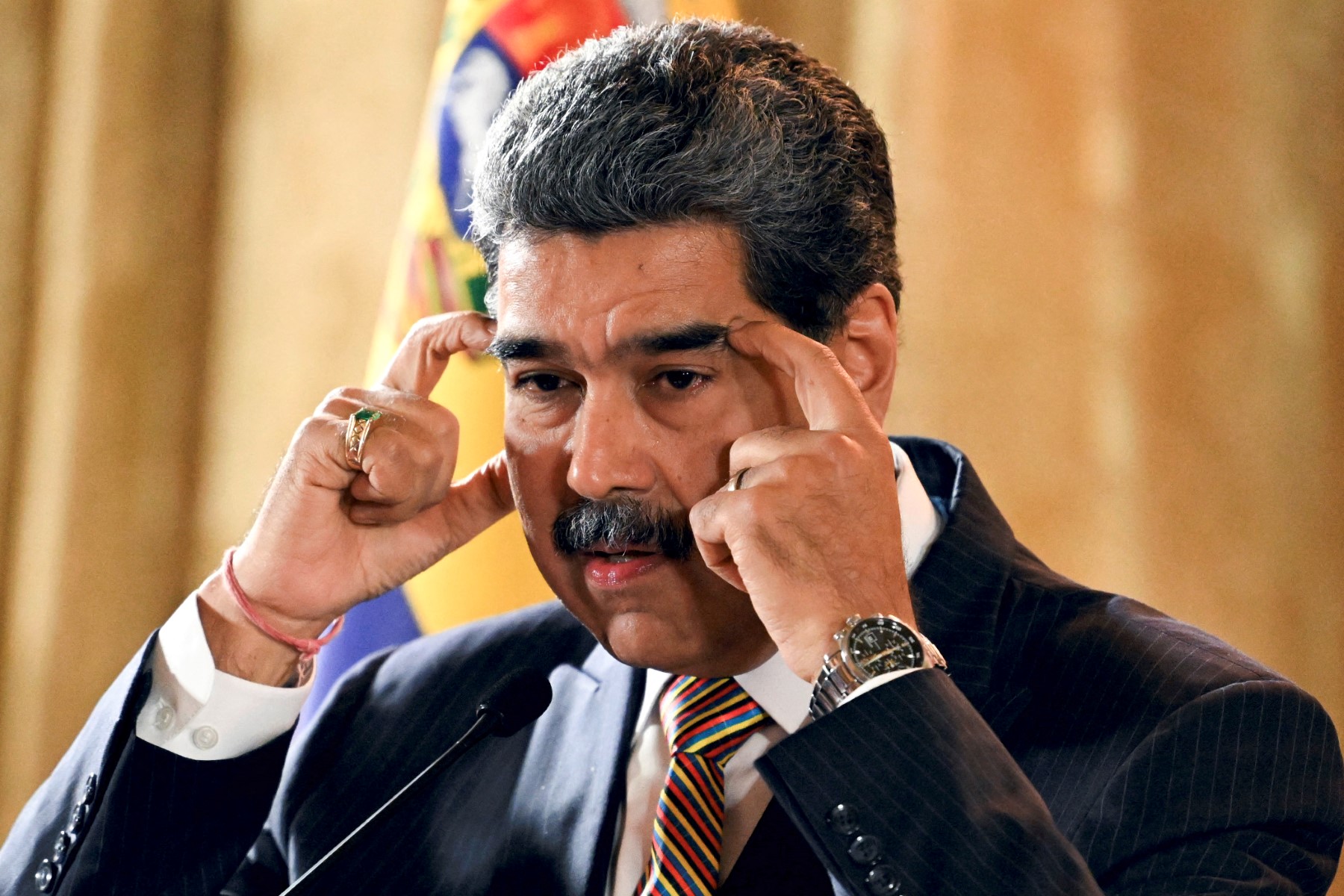 El presidente de Venezuela, Nicolás Maduro, gesticula mientras habla durante una reunión en la Asamblea Nacional en Caracas el 22 de agosto de 2025. El presidente de Venezuela, Nicolás Maduro, denunció el despliegue militar estadounidense en aguas del Caribe como un plan 