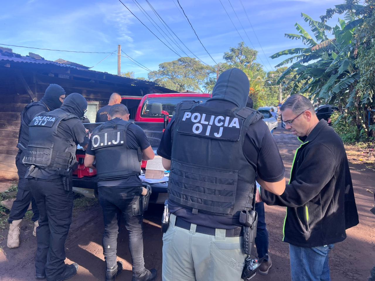 Policías en allanamientos por lavado de dinero en Heredia