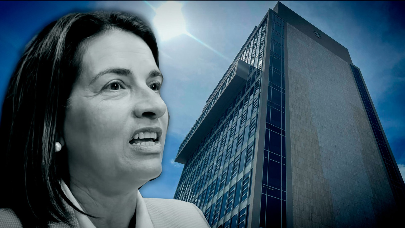 Marta Esquivel frente al edificio de la CCSS