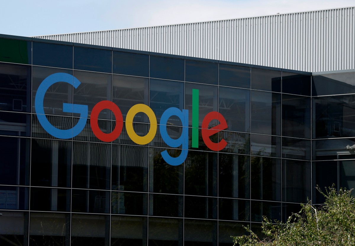 Un letrero se coloca en el exterior de un edificio en el campus de la sede de Google el 23 de julio de 2025 en Mountain View, California. Alphabet, la empresa matriz de Google, reportó ganancias para el segundo trimestre mejores de lo esperado, con ingresos de $96,43 mil millones, en comparación con las expectativas de los analistas de $94 mil millones.