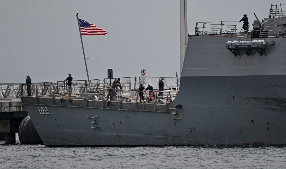 Tripulantes del buque de guerra USS Sampson (DDG 102) de la Armada de los EE. UU. en la Terminal Internacional de Cruceros de Amador, Ciudad de Panamá, el 2 de septiembre de 2025. El presidente venezolano, Nicolás Maduro, declaró el 1 de septiembre de 2025 que ocho buques militares estadounidenses con 1200 misiles atacaban a su país, que declaró estar en