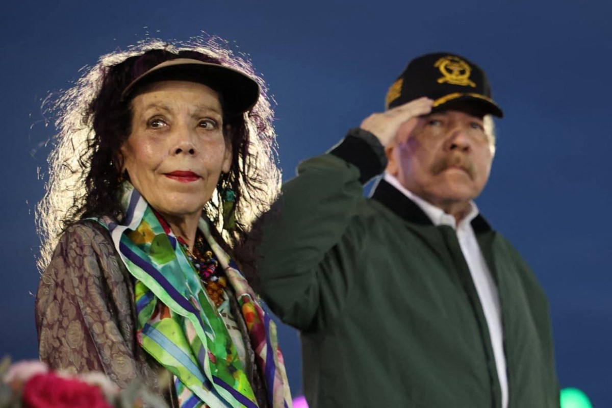 Esta foto, publicada por el medio oficial El 19 Digital el 2 de septiembre de 2025, muestra a la copresidenta nicaragüense Rosario Murillo (izq.) y al presidente Daniel Ortega (der.) asistiendo al desfile por el 46.º aniversario del Ejército Nacional en Managua.