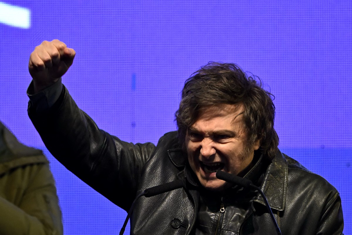 El presidente argentino, Javier Milei, gesticula mientras se dirige a sus simpatizantes durante el mitin de clausura del partido político La Libertad Avanza para las elecciones provinciales en Moreno, provincia de Buenos Aires, Argentina, el 3 de septiembre de 2025. Los votantes de Buenos Aires participarán en las elecciones provinciales el 7 de septiembre de 2025. Estas votaciones son la primera prueba importante del apoyo a Milei desde que asumió el cargo en diciembre de 2023 con la promesa de reactivar la debilitada economía argentina mediante la reducción drástica del gasto público y la burocracia.