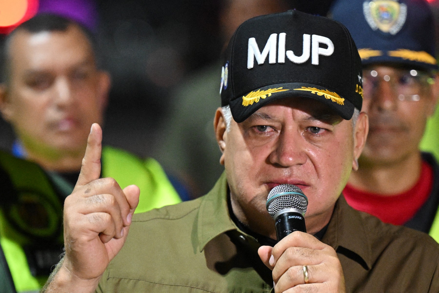 El ministro de Relaciones Interiores, Justicia y Paz de Venezuela, Diosdado Cabello, habla con la prensa mientras migrantes venezolanos encarcelados en El Salvador descienden de un avión en el Aeropuerto Internacional Simón Bolívar de Maiquetía, Venezuela, el 18 de julio de 2025. El 3 de septiembre de 2025, durante su programa semanal de televisión
