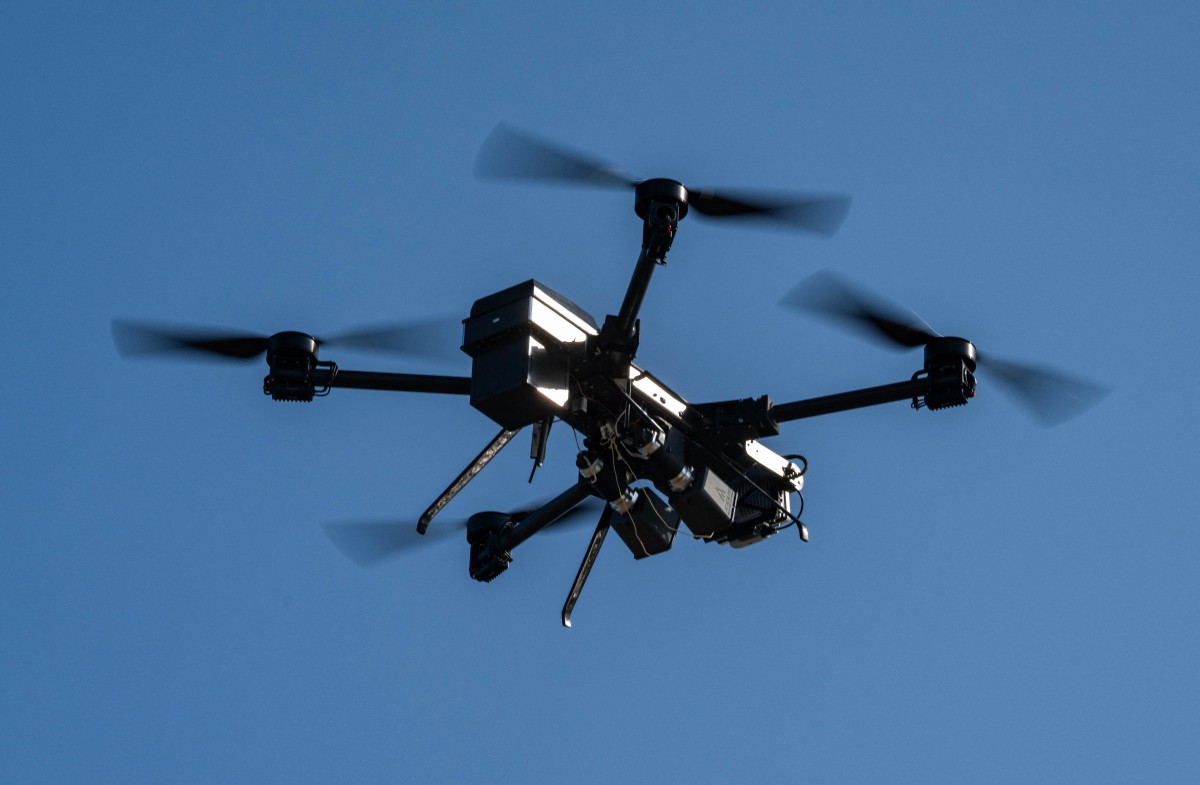 Un dron de caza de drones en el aire durante un simulacro de ataque con drones contra el astillero Warnow en el puerto de Warnemünde, Rostock, noreste de Alemania, el 4 de septiembre de 2025, durante los ejercicios militares Quadriga 2025.