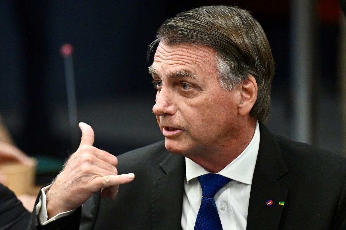 El expresidente brasileño Jair Bolsonaro hace un gesto durante una sesión del Tribunal Supremo de Brasil que juzga la participación de los acusados del intento de golpe de Estado de enero de 2023, en Brasilia, el 9 de junio de 2025. El expresidente brasileño Jair Bolsonaro fue trasladado de urgencia al hospital con escolta policial el 16 de septiembre de 2025, tras enfermarse durante su arresto domiciliario, según informó su hijo Flavio.