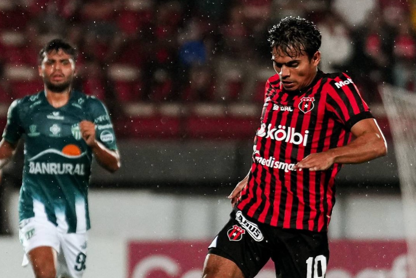 Aaron Suárez volante de Liga Deportiva Alajuelense.