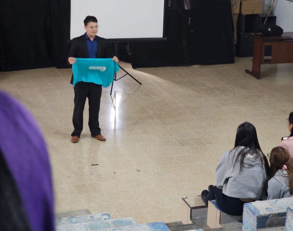 Chavista ingresa a colegio para hacer propaganda PPSO