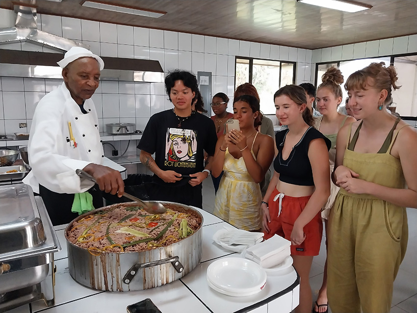 Lasel Lonis cocinando rice and beans