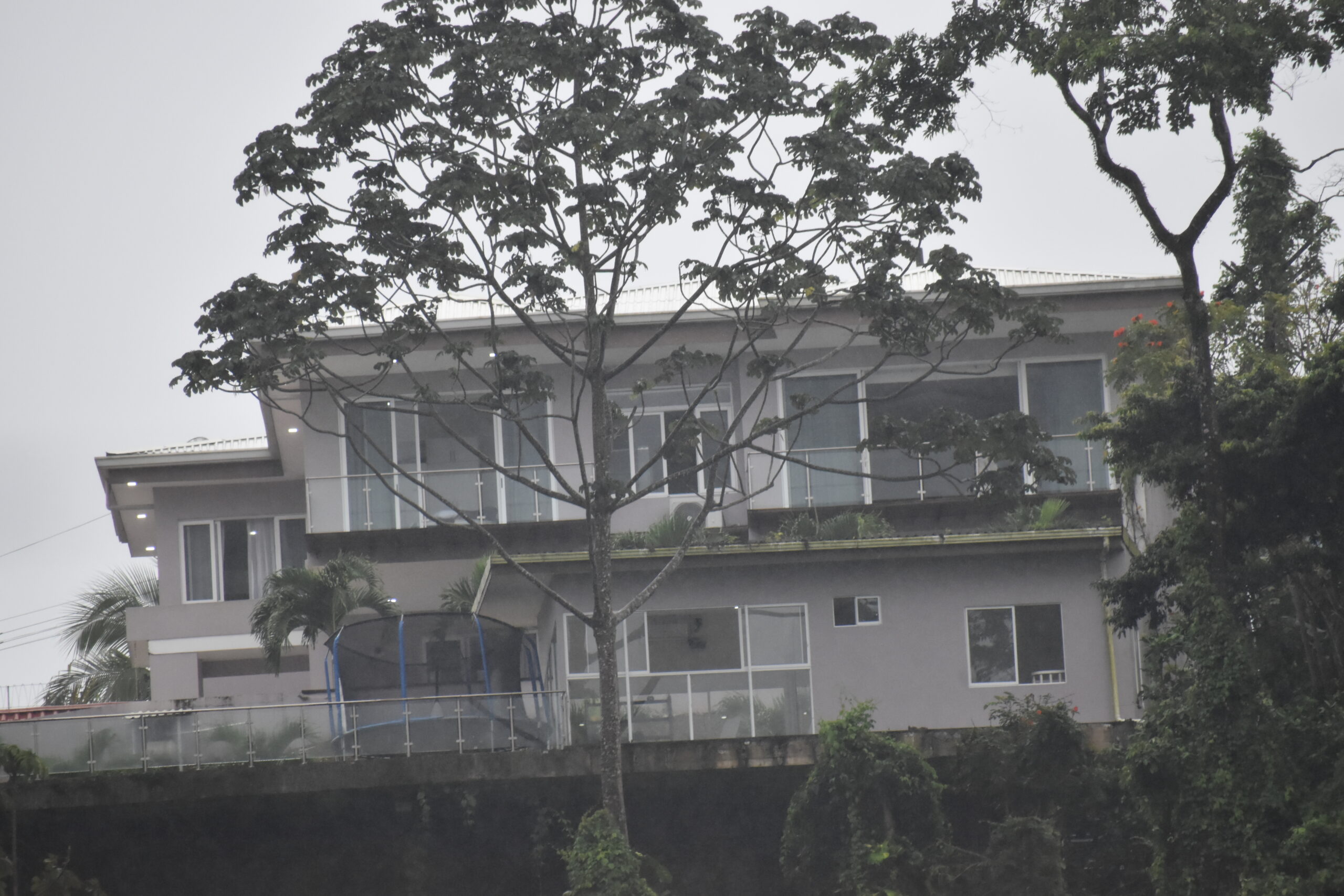 Casa de lujo de Shock en Moín allanada por el OIJ