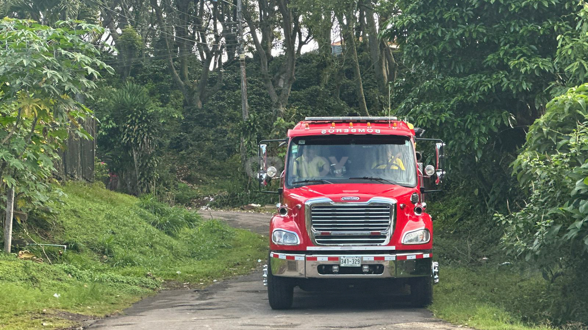 Zona de difícil acceso complicó que bomberos llegaran a apagar incendio en Heredia