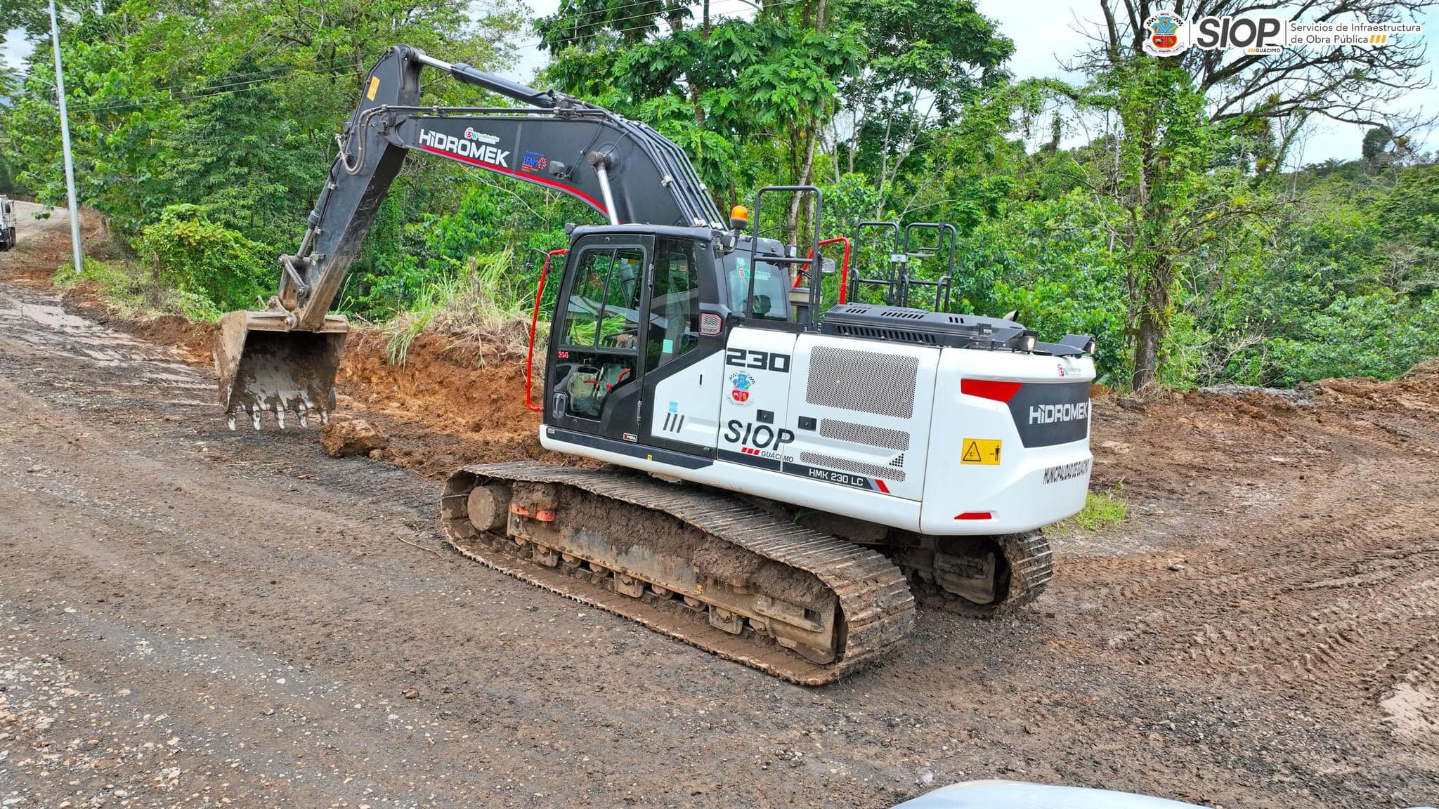 Maquinaria de la Municipalidad de Guácimo trabajando en carretera del cantón