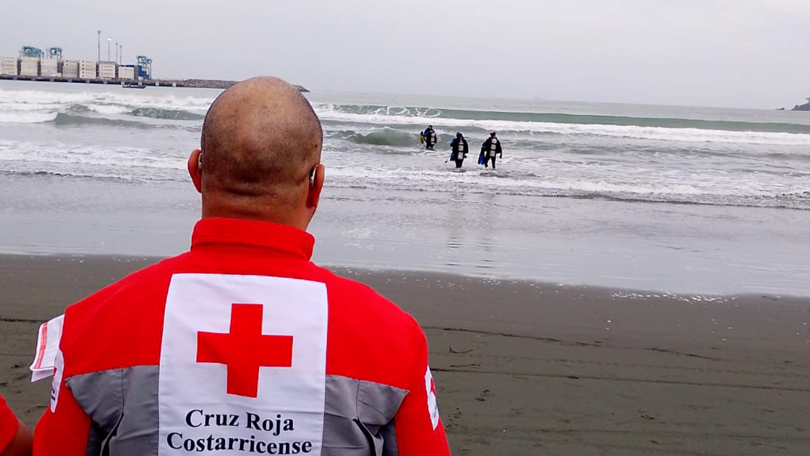 Recuperación de cuerpo en Moín, Limón. Foto: CRC