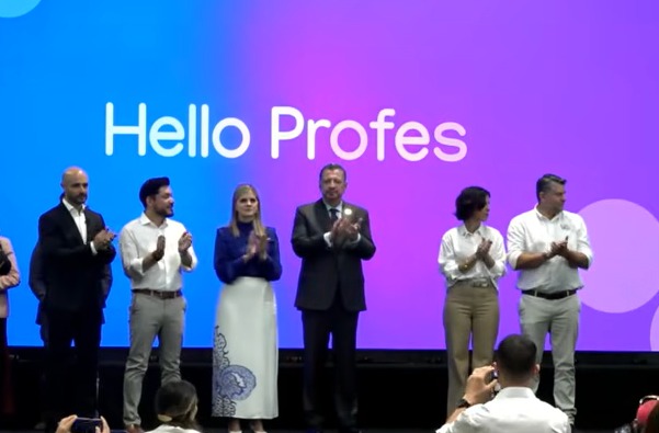 Anuncio de contrato con Open English