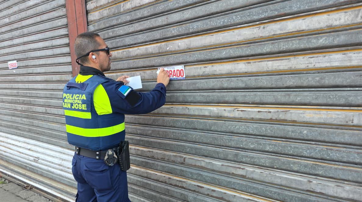 Cierre negocios en San José por venta de cigarros de contrabando