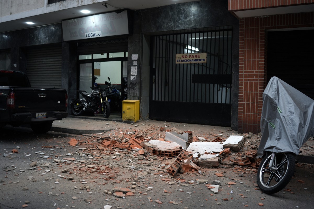 Escombros yacen en una calle tras un terremoto en Caracas el 24 de junio de 2026. Un terremoto de magnitud 7,1 sacudió Venezuela el miércoles, según informó el Servicio Geológico de Estados Unidos (USGS). AFP