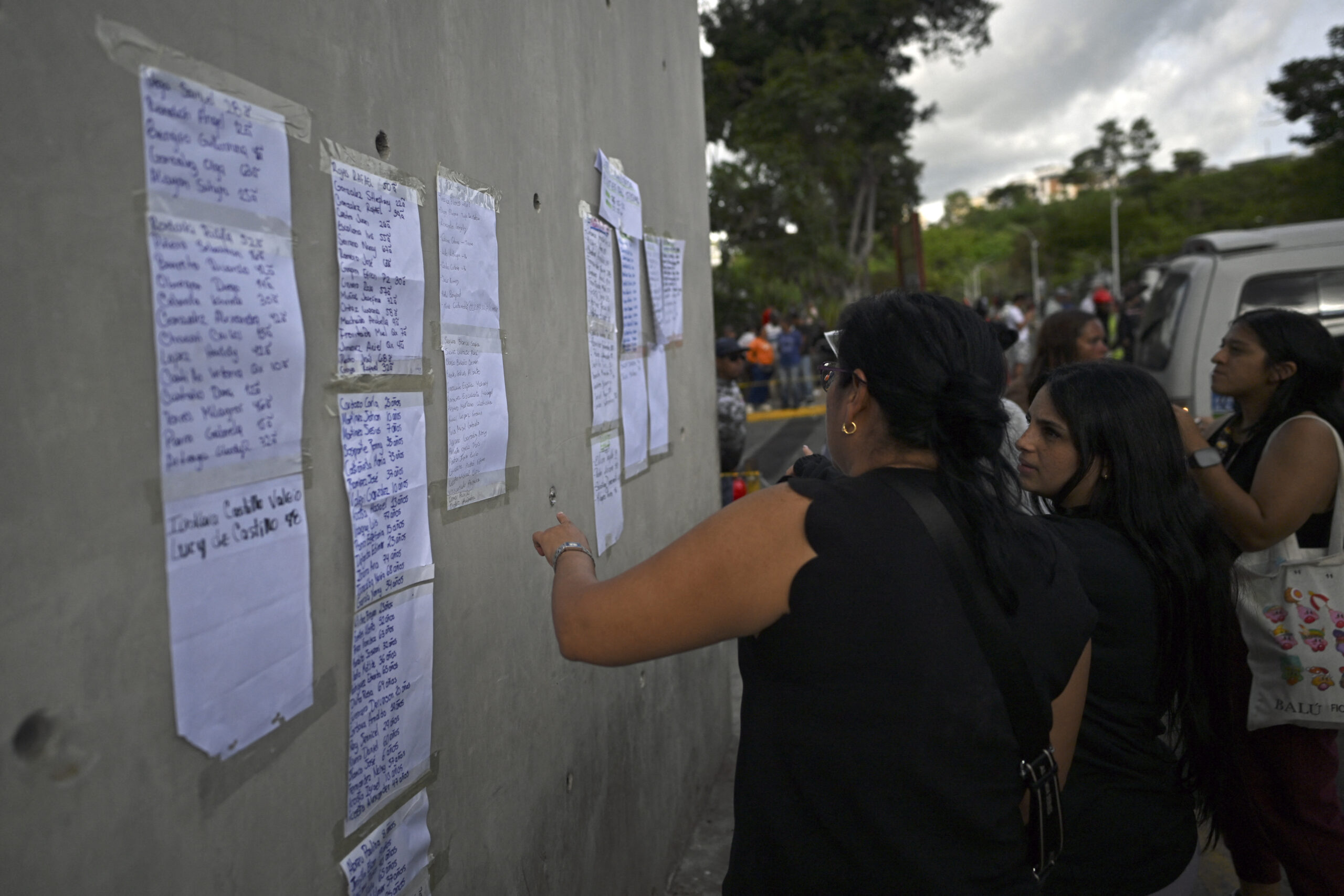 La gente busca los nombres de las víctimas del doble terremoto ingresadas en el hospital Domingo Luciani, en Caracas.