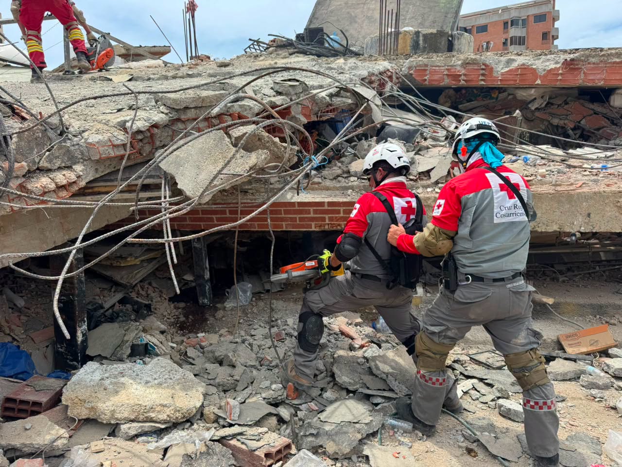 Cruz Roja realiza labores de rescate tras terremoto en Venezuela