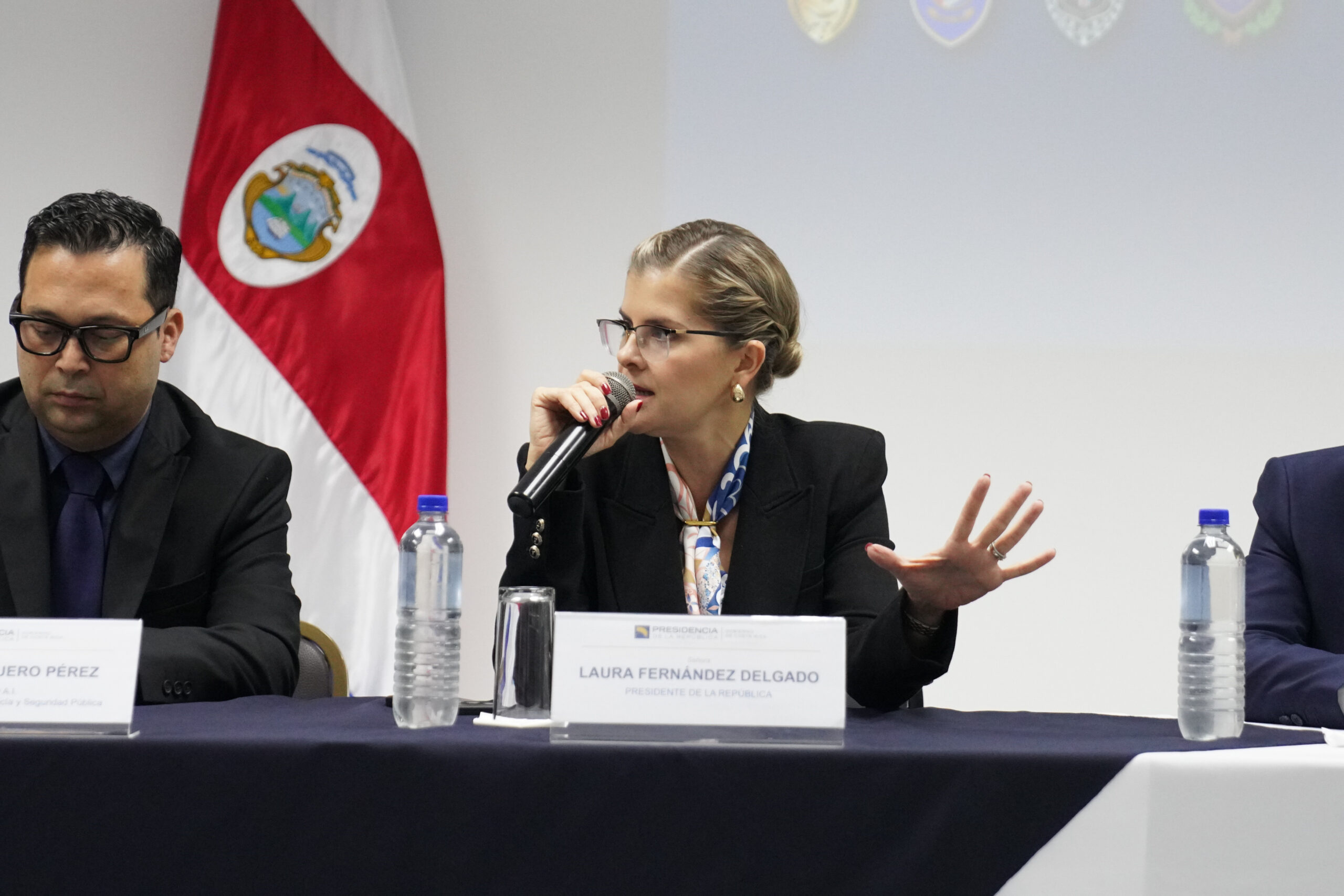 Laura Fernández aplica pruebas de polígrafo