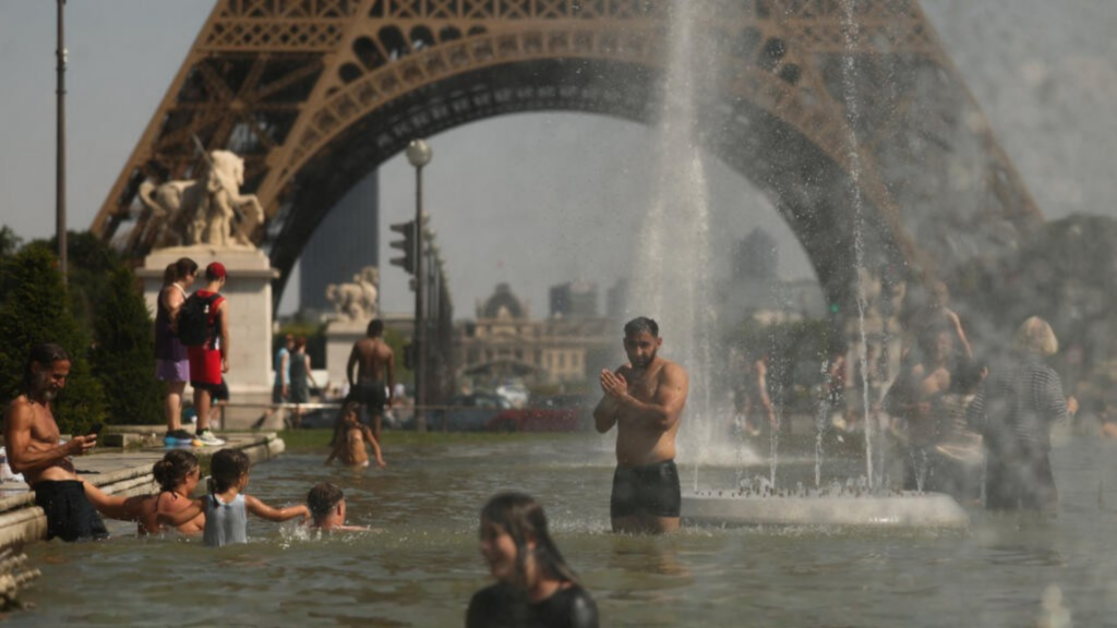 La gente se refresca en la Fuente del Trocadero, cerca de la Torre Eiffel, 24 de junio de 2026. Gonzalo Fuentes