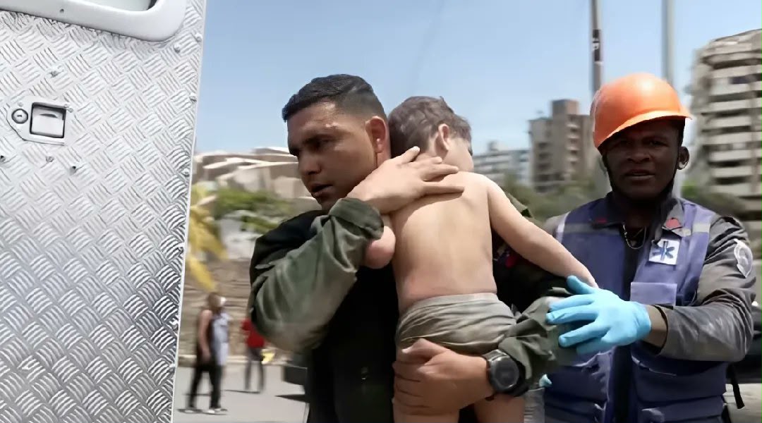 Niño de tres años es rescatado de los escombros. Imagen X.