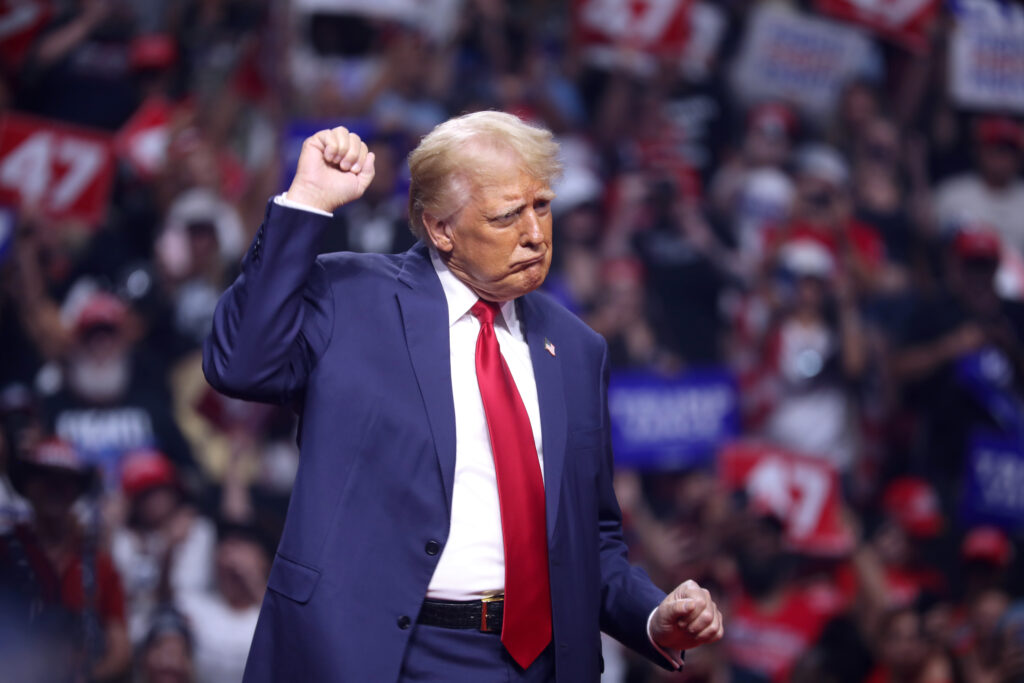 Donald Trump bailando a